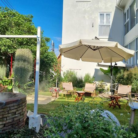 Bloomin' Moon Hostel & Cafe, Chiang Mai Old Town Bagian luar foto