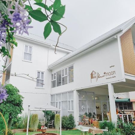 Bloomin' Moon Hostel & Cafe, Chiang Mai Old Town Bagian luar foto
