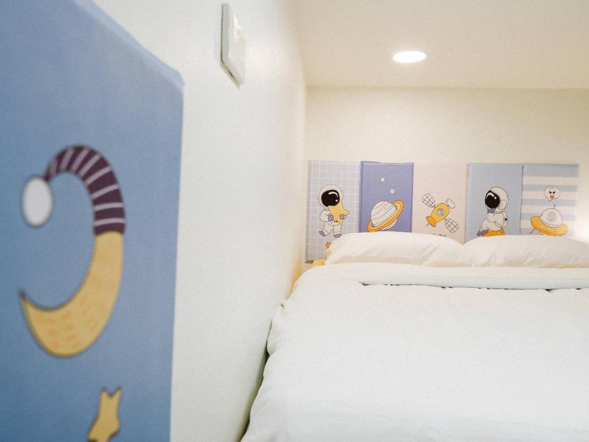 Bloomin' Moon Hostel & Cafe, Chiang Mai Old Town Bagian luar foto