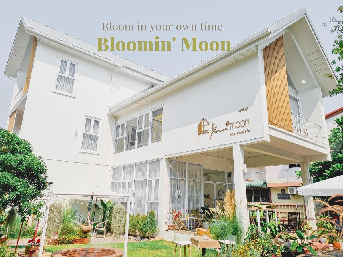 Bloomin' Moon Hostel & Cafe, Chiang Mai Old Town Bagian luar foto