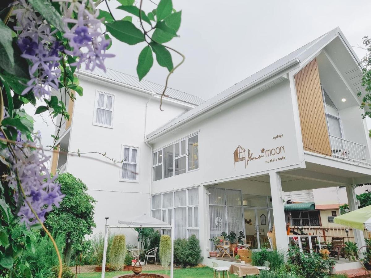 Bloomin' Moon Hostel & Cafe, Chiang Mai Old Town Bagian luar foto